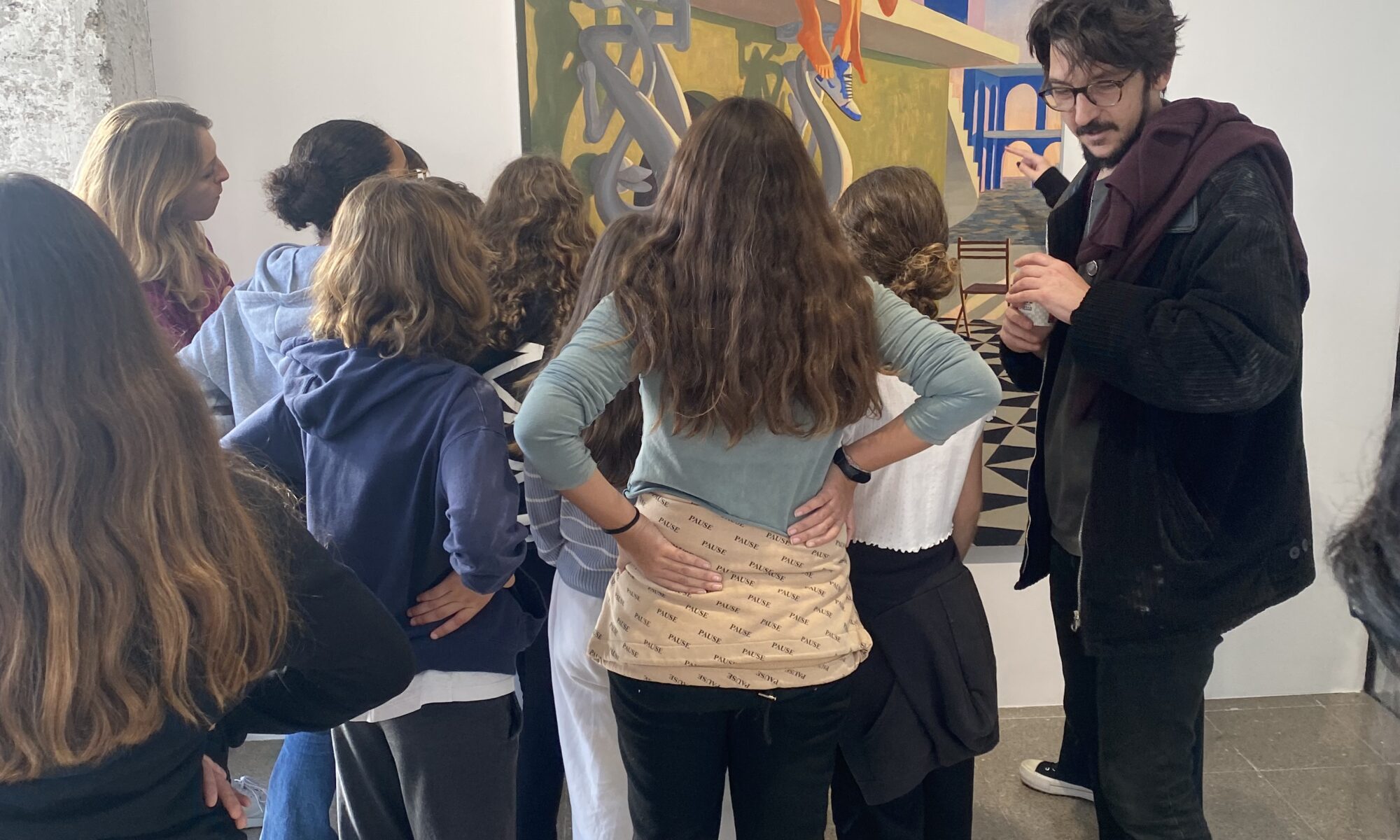 L'artista Marc Badia (artista que fa la residència a l'Institut) presenta la seva obra als estudiants