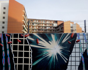 Jeroni Ivaseta ens porta la reflexió que proporcionen dues visions diferents: la dels projectes que s'edifiquen darrere d'una tanca, on es percep un espai en procés, i la del grafit urbà situat sobre la tanca, on es descriu un món interpretat .